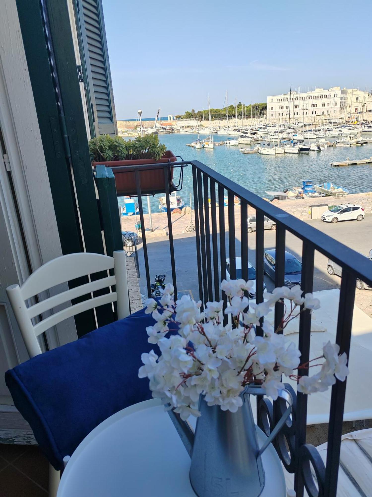 La Finestra Sul Porto Apartment Trani Exterior photo